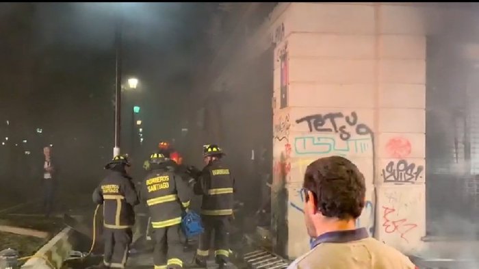 Reportan saqueo e incendio a oficina central del Compin y Seremi de Salud