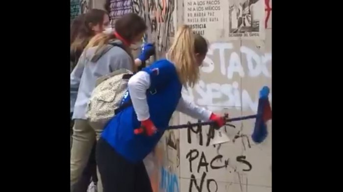 Habló joven que recibió burlas por limpiar rayados con escoba: Tiene esclerosis múltiple y sólo quería aportar