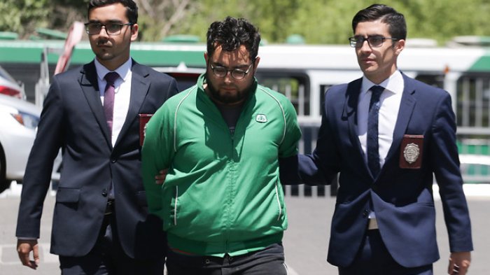 Universidad del Desarrollo suspende a profesor formalizado por destrozos en estación de Metro