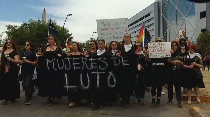 Cientos de manifestantes marcharon de negro y en silencio por la Alameda