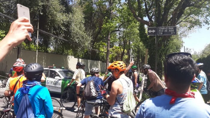 Cientos de personas realizaron cicletada que terminó en casa de Sebastián Piñera