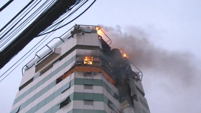 Incendio afecta a edificio de caja de compensación en Concepción