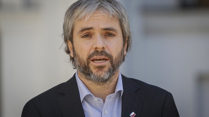 Ministro Blumel pidió un informe a Carabineros para esclarecer supuesta vigilancia a organizaciones sociales