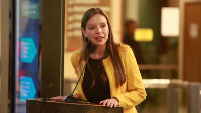 Camila Flores empuja eliminación del impuesto específico a los combustibles: 