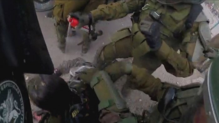 Dos carabineras fueron atacadas con bombas molotov durante manifestaciones en Santiago