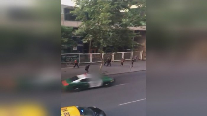Captan momento en que coche de Carabineros atropella a persona que atravesaba la calle en Santiago centro