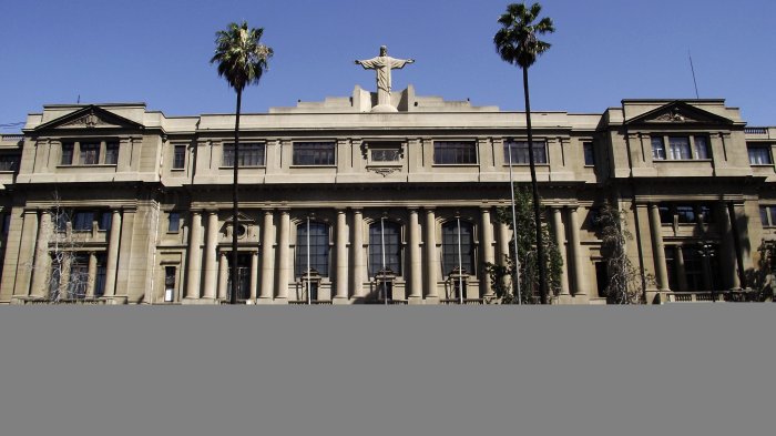 PUC cerrará todos sus campus tras intento de saqueo en Casa Central