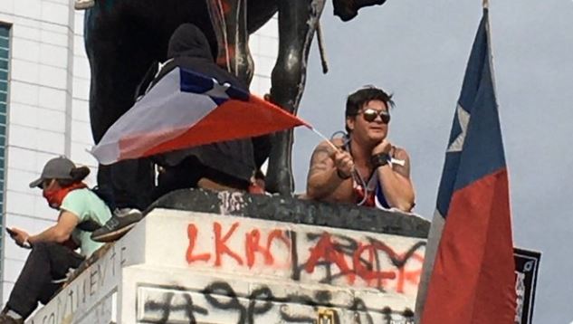 Junior Playboy bailó en la estatua de Plaza Italia y dedicó un duro mensaje a Piñera: “Llegó el momento que abandone”