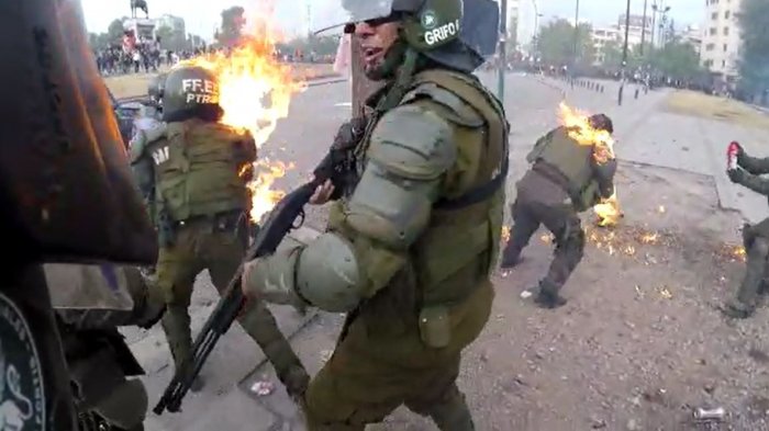 Gobierno califica de “salvaje y brutal” el ataque con molotov a carabineras: Ambas quedaron con graves quemaduras faciales