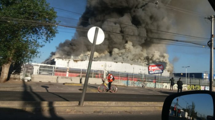 Incendio afecta a supermercado en San Bernardo: Columna de humo se ve de distintos puntos de la capital
