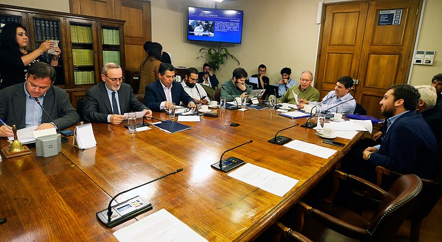 Aprueban indicación para que el Banco Central proponga sueldos de los parlamentarios