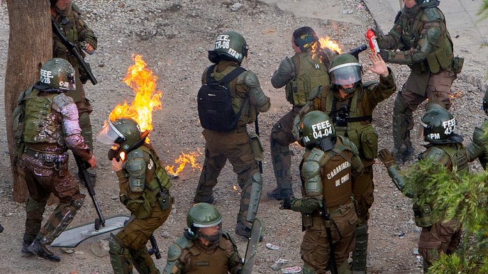 Hablan carabineras quemadas con bomba molotov: “Fue súper sorpresivo, la verdad es que nadie lo vio”