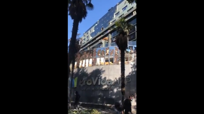 Apedrearon sede de AFP Provida en Pedro de Valdivia y armaron barricadas con sus inmuebles