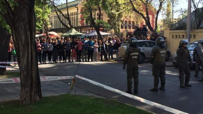 Profesores del liceo Manuel de Salas formaron cadena humana para proteger a alumnos de Carabineros