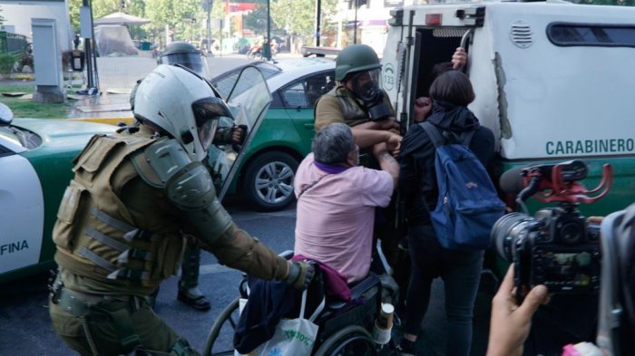 Indignación por imágenes donde acusan que carabineros quitó silla de ruedas a un adulto mayor