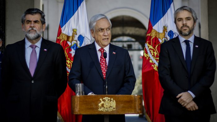 Piñera propone ley anti saqueo y anti encapuchados como medida para hacer frente a la crisis social