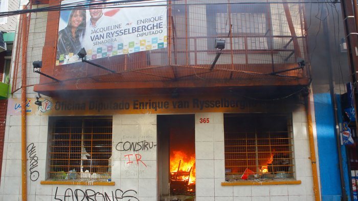 Oficina de JVR en Concepción sufrió un ataque incendiario: “Así actúa la extrema izquierda”
