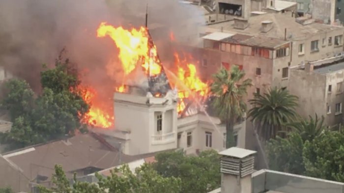 Cinco personas fueron detenidas tras incendio en Universidad Pedro de Valdivia