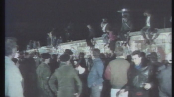 Los chilenos que vieron caer el muro de Berlín