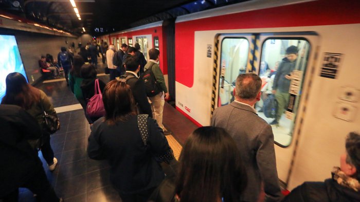 Metro de Santiago abre cuatro nuevas estaciones este lunes