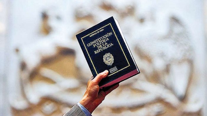 Cadem: 78% apoya elaborar una nueva Constitución y 54% apoya posibilidad de una asamblea constituyente