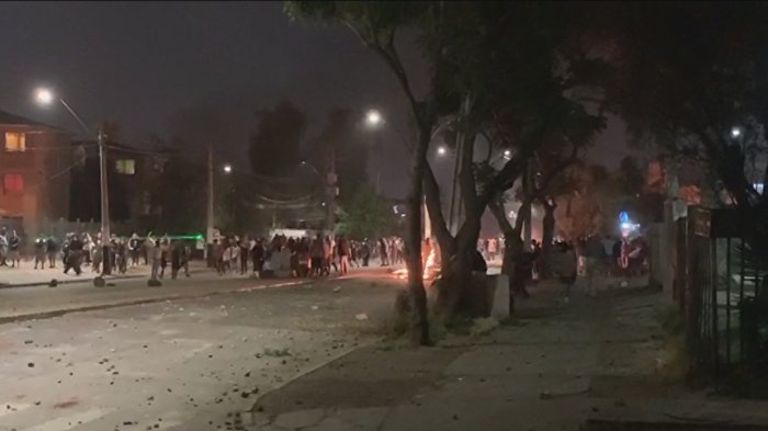 Violenta jornada en Lo Hermida: Carabineros reprime a vecinos y manifestantes atacan subcomisaría en Los Presidentes