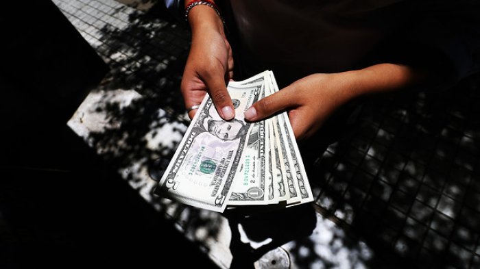 Dólar llegó a los $760 superando su valor histórico