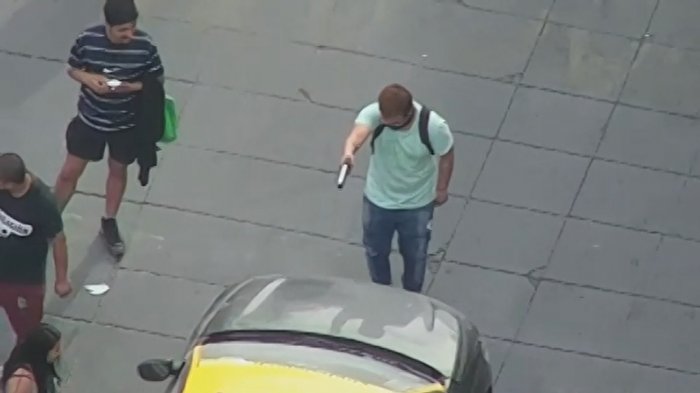 Captan a manifestante armado amenazando a taxistas en plena Alameda