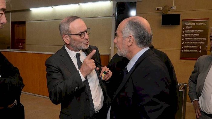 René Saffirio encaró a Iván Flores y le pidió la renuncia por suspensión de actividades en el Congreso