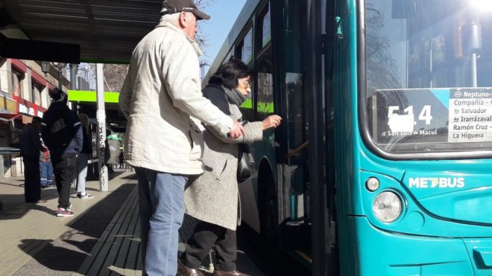 Gobierno impulsa rebaja tarifaria para adultos mayores que disminuirá de $700 a $560 en buses RED