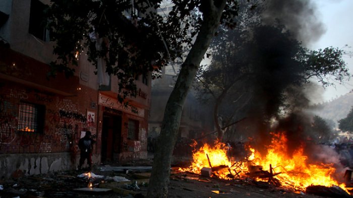 Saqueos, incendios y enfrentamientos: Violencia en Santiago fue parte de una jornada marcada por paro nacional