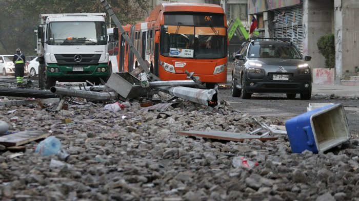 Destrozos en paraderos y edificios: Así amaneció la Alameda tras jornada de protestas