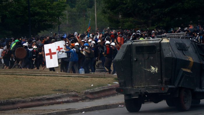 Investigan posible responsabilidad de civiles en la cifra de lesiones oculares por balines durante las protestas sociales