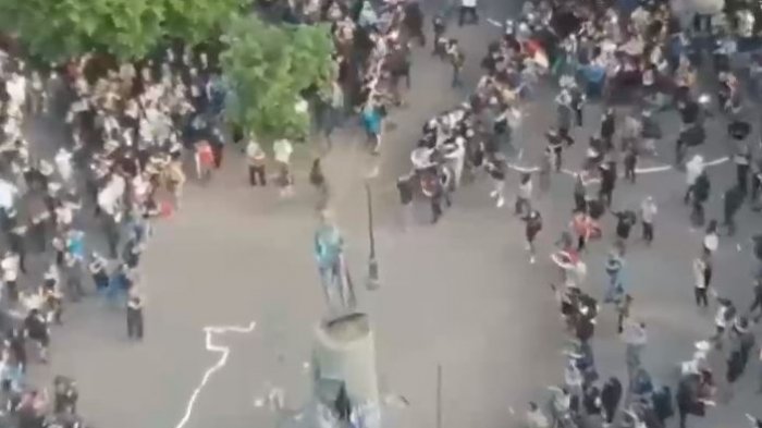 El momento en que derriban estatua de Pedro de Valdivia en la Plaza Independencia de Concepción