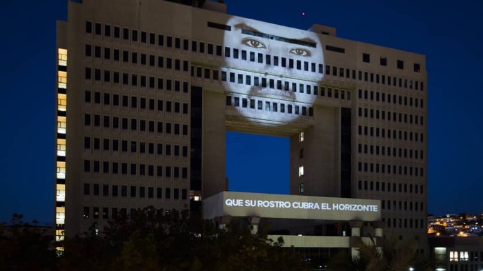 Delight Lab proyecta rostro de Camilo Catrillanca sobre el Congreso en Valparaíso