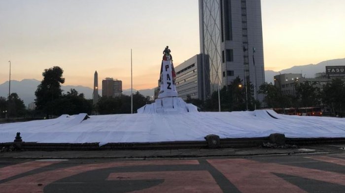 Lienzo por la paz cubrió por completo la Plaza Italia