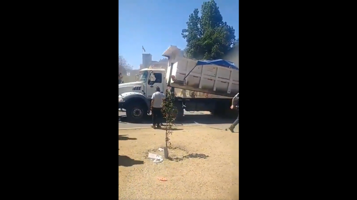 Dueño de camión asegura que conductor fue obligado por manifestantes a descargar escombros en Plaza Italia