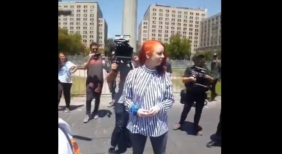 Vocalista de Garbage participa de manifestación por detenidos desaparecidos frente a La Moneda