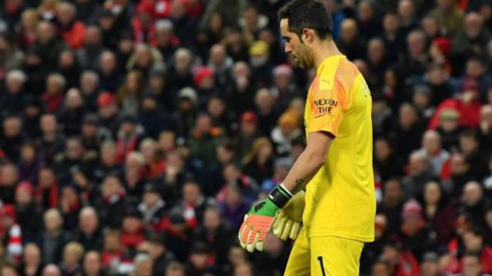 Encuesta arroja que el 35% de los hinchas del Manchester City quiere fuera del club a Claudio Bravo