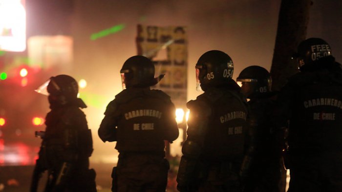 Denuncian que manifestantes tuvieron que saltar hacia el río Mapocho tras 