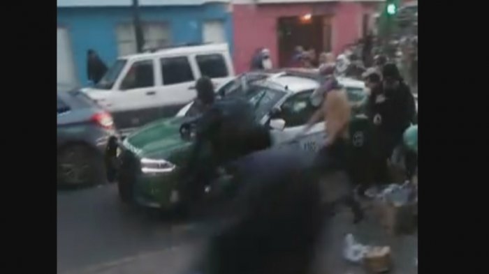 Carabineros dispararon al aire desde vehículo cuando eran atacados en medio de atochamiento en Recoleta