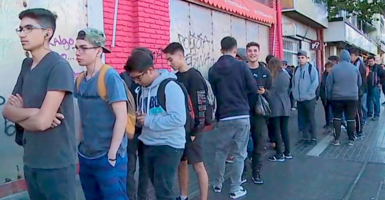 Jóvenes molestos por largas filas para postergar Servicio Militar