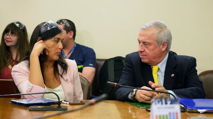 La comentada aparición de la Pdta. Del Colegio Médico con antiparras al lado del ministro Mañalich