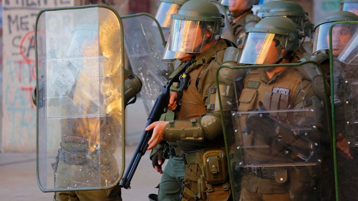 Denuncian que estudiante de la Universidad de Chile fue impactada por bala de Carabineros