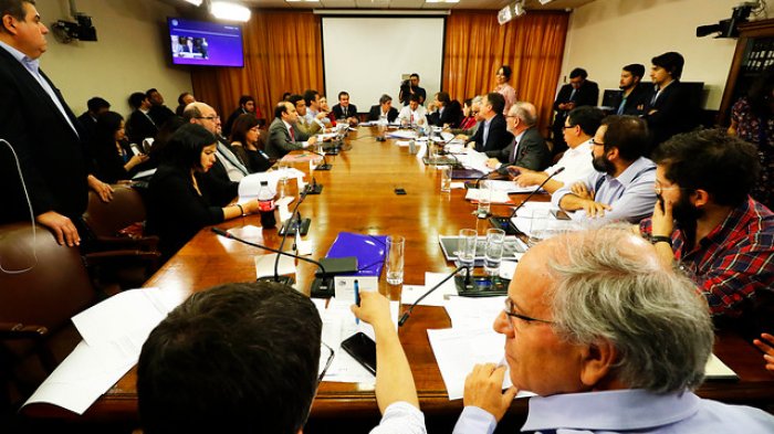 Comisión de Constitución de la Cámara de Diputados aprobó rebajar dieta parlamentaria en un 50%