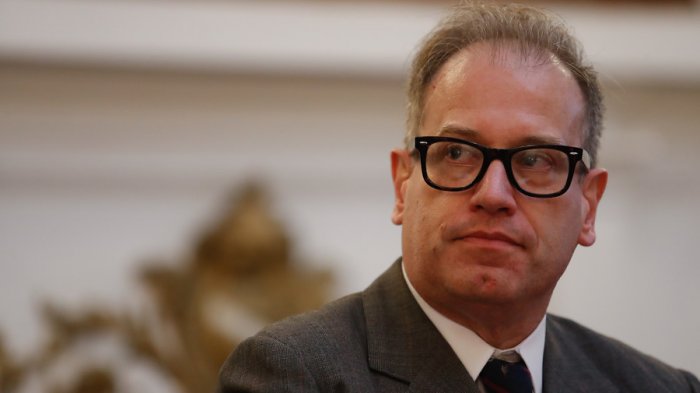 Jocelyn-Holt cumple reclusión nocturna: Se negó a pagar multa por fumar