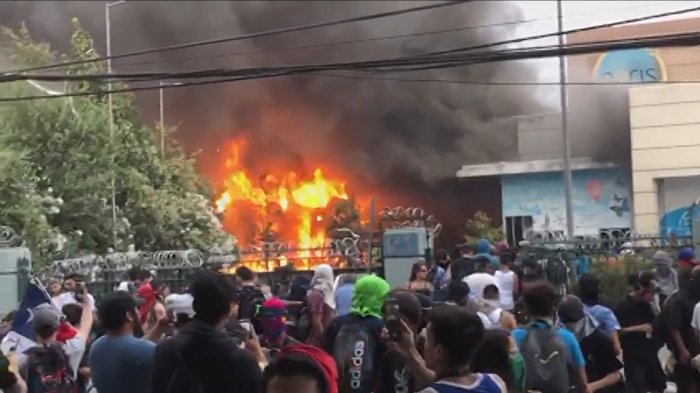 Incendian Mall Arauco Quilicura: Trabajadores y clientes fueron evacuados