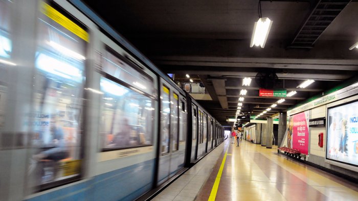 Tras rechazo de trabajadores: Metro retira plan de ahorro por baja de flujo de pasajeros