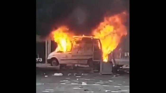 Captan explosión de ambulancia tras ser destruida y quemada por desconocidos en Los Andes