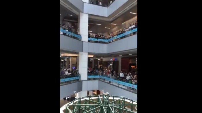 Registran manifestación al interior del Costanera Center